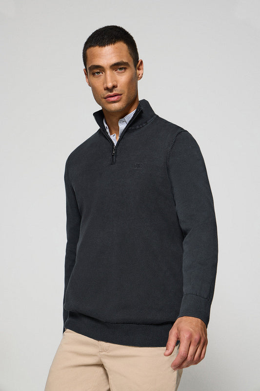 Navy-blue garment-dyed jumper with half zip and embroidered logo